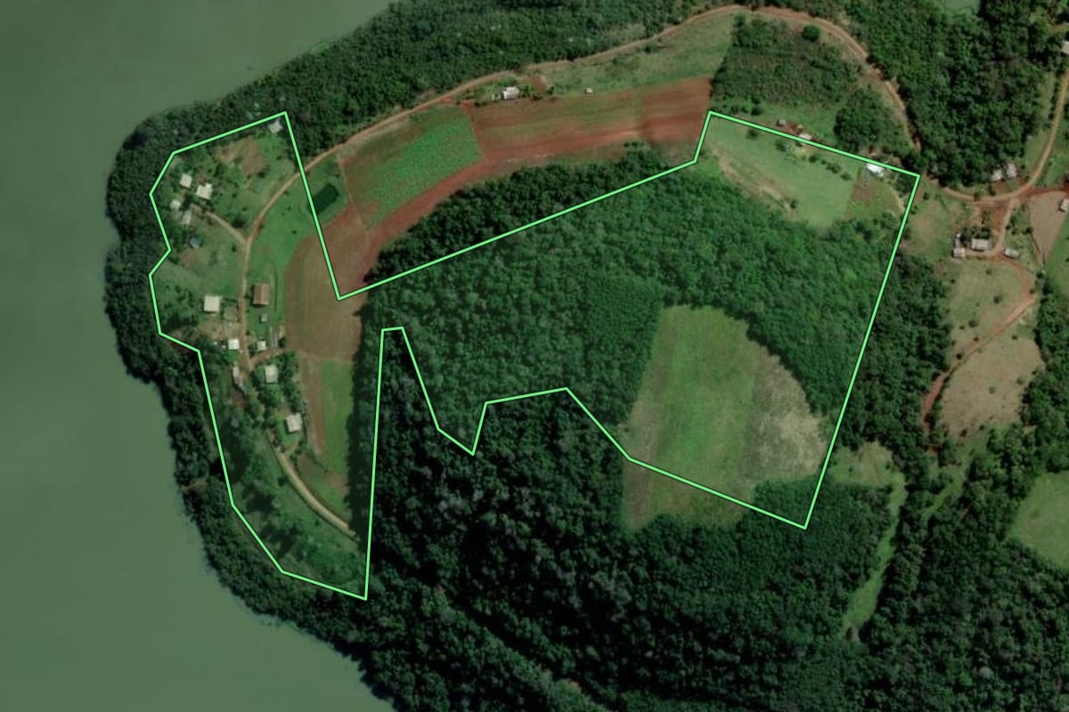 Imagem de satélite do imóvel rural em Caxambu do Sul (SC), com o contorno declarado no CAR desenhado por cima.