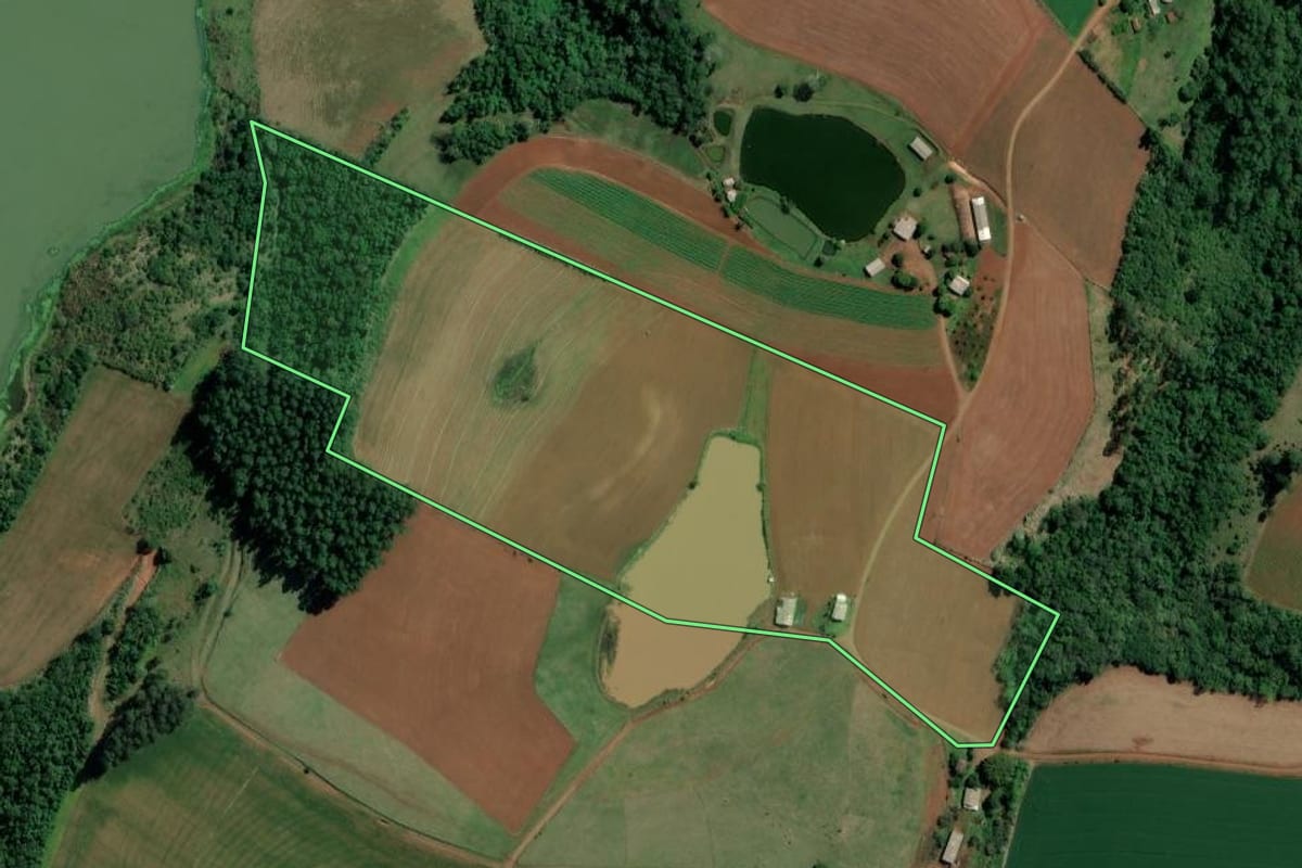 Imagem de satélite do imóvel rural em Caxambu do Sul (SC), com o contorno declarado no CAR desenhado por cima.