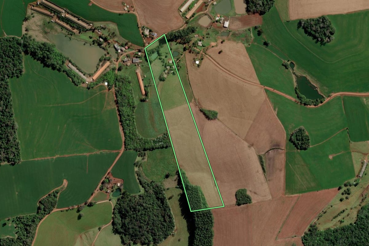 Imagem de satélite do imóvel rural em Caxambu do Sul (SC), com o contorno declarado no CAR desenhado por cima.