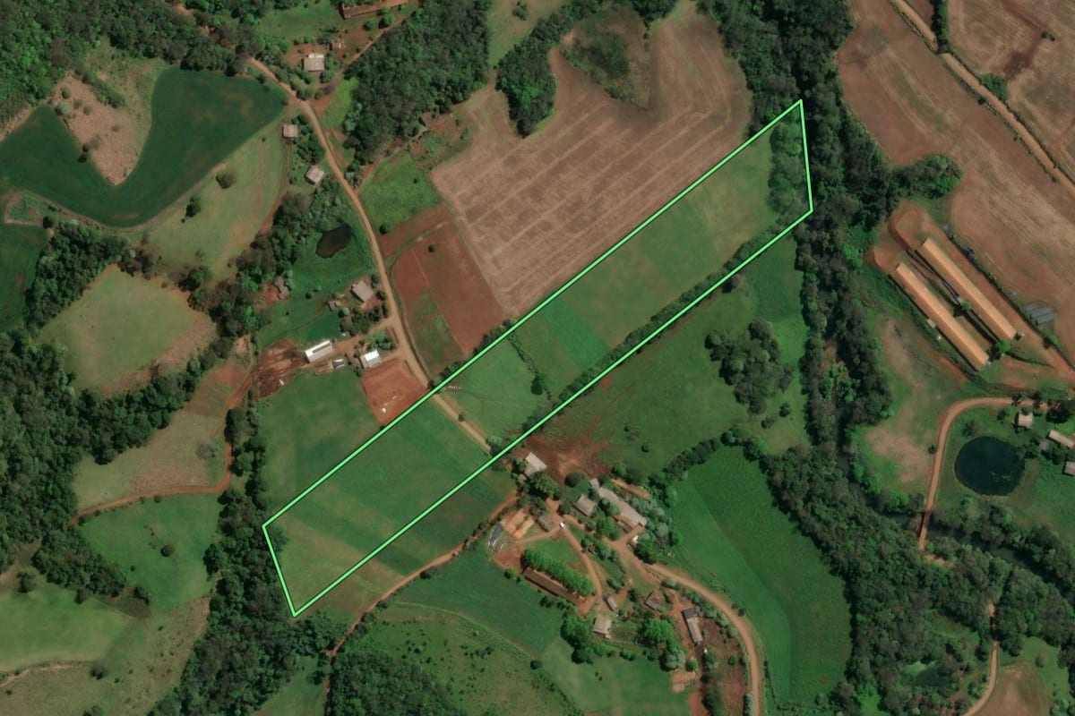 Imagem de satélite do imóvel rural em Caxambu do Sul (SC), com o contorno declarado no CAR desenhado por cima.