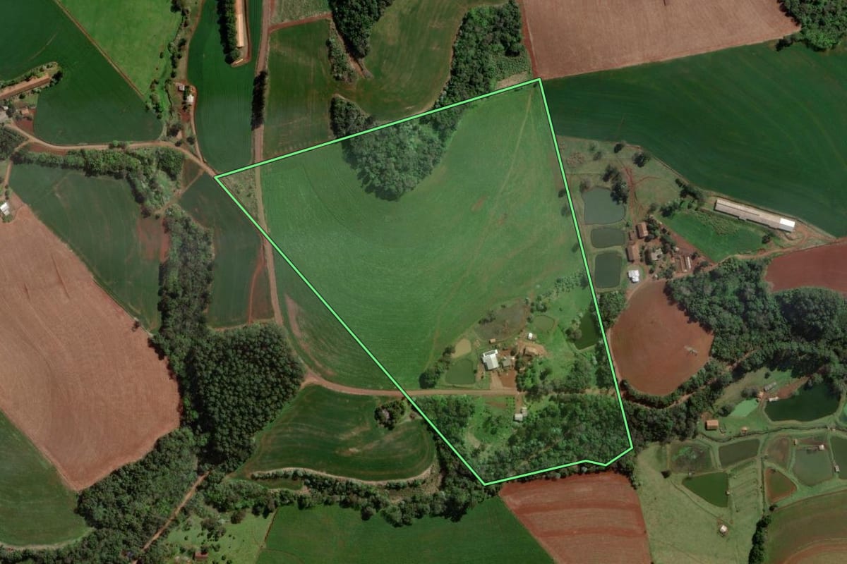 Imagem de satélite do imóvel rural em Caxambu do Sul (SC), com o contorno declarado no CAR desenhado por cima.