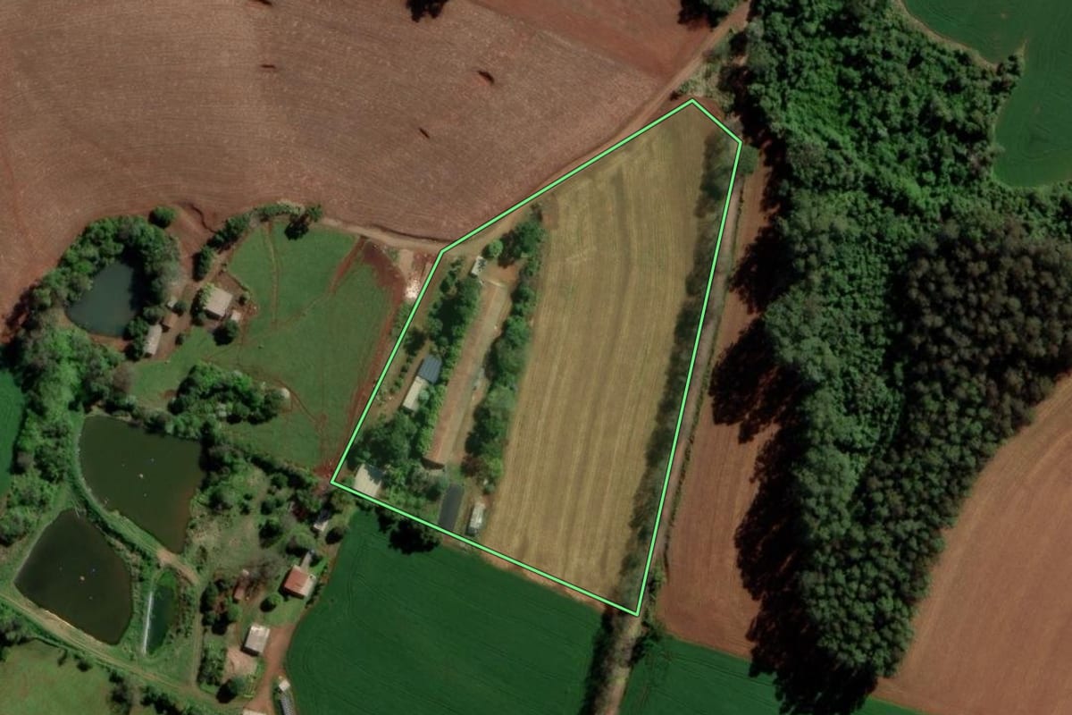 Imagem de satélite do imóvel rural em Caxambu do Sul (SC), com o contorno declarado no CAR desenhado por cima.