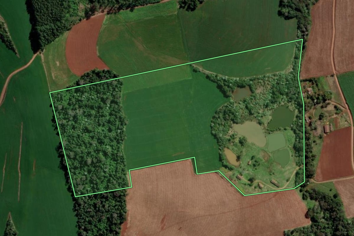 Imagem de satélite do imóvel rural em Caxambu do Sul (SC), com o contorno declarado no CAR desenhado por cima.