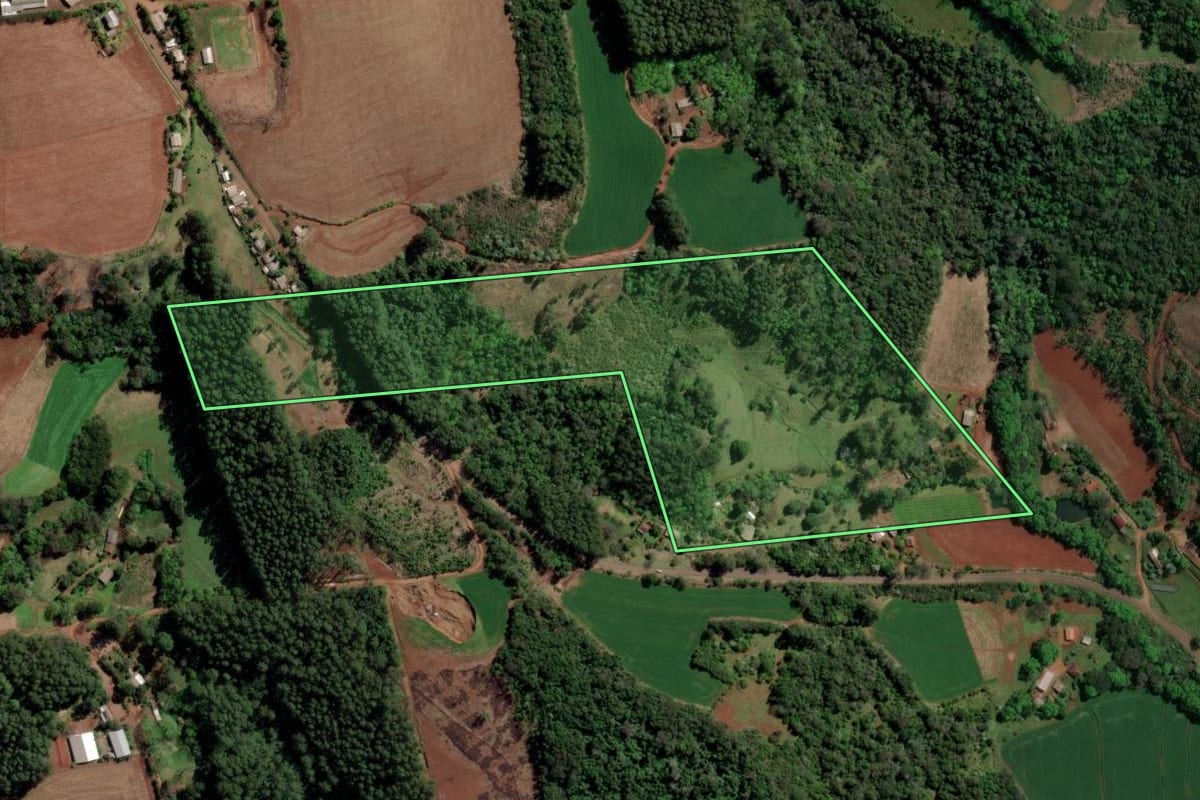 Imagem de satélite do imóvel rural em Caxambu do Sul (SC), com o contorno declarado no CAR desenhado por cima.