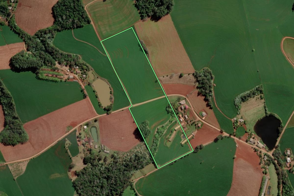 Imagem de satélite do imóvel rural em Caxambu do Sul (SC), com o contorno declarado no CAR desenhado por cima.
