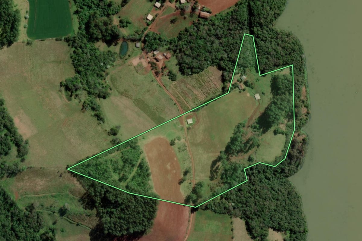 Imagem de satélite do imóvel rural em Caxambu do Sul (SC), com o contorno declarado no CAR desenhado por cima.