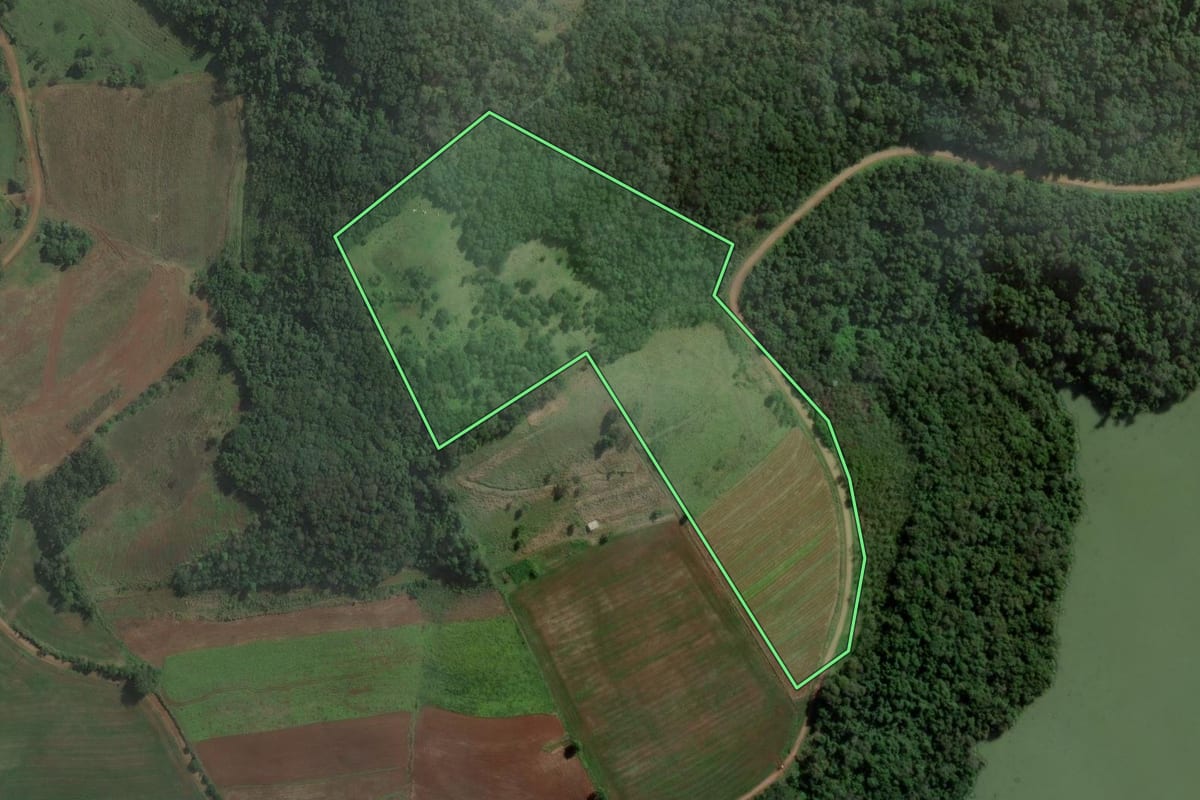 Imagem de satélite do imóvel rural em Caxambu do Sul (SC), com o contorno declarado no CAR desenhado por cima.