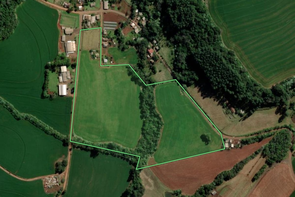 Imagem de satélite do imóvel rural em Caxambu do Sul (SC), com o contorno declarado no CAR desenhado por cima.