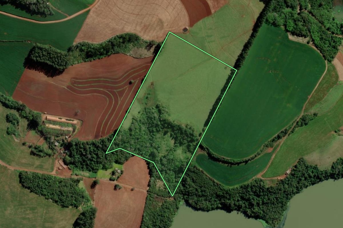 Imagem de satélite do imóvel rural em Caxambu do Sul (SC), com o contorno declarado no CAR desenhado por cima.