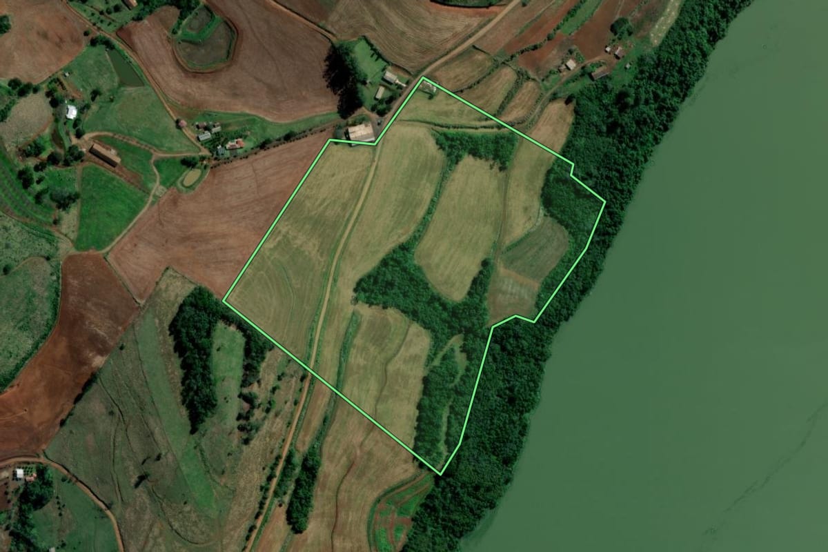 Imagem de satélite do imóvel rural em Caxambu do Sul (SC), com o contorno declarado no CAR desenhado por cima.