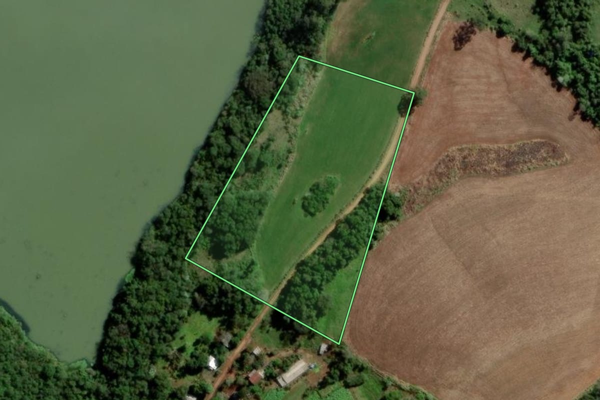 Imagem de satélite do imóvel rural em Caxambu do Sul (SC), com o contorno declarado no CAR desenhado por cima.