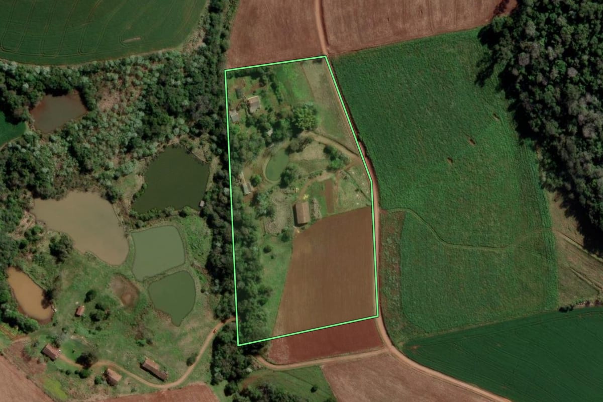 Imagem de satélite do imóvel rural em Caxambu do Sul (SC), com o contorno declarado no CAR desenhado por cima.