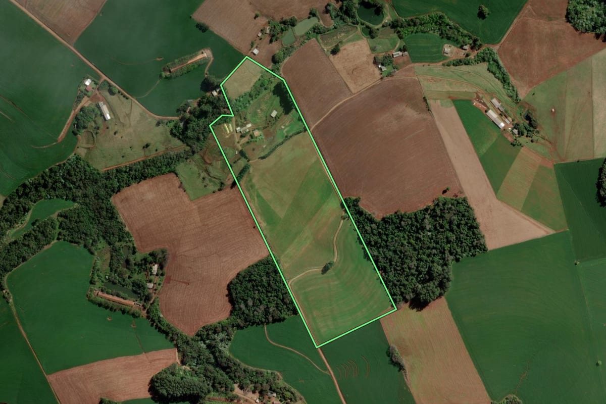 Imagem de satélite do imóvel rural em Caxambu do Sul (SC), com o contorno declarado no CAR desenhado por cima.