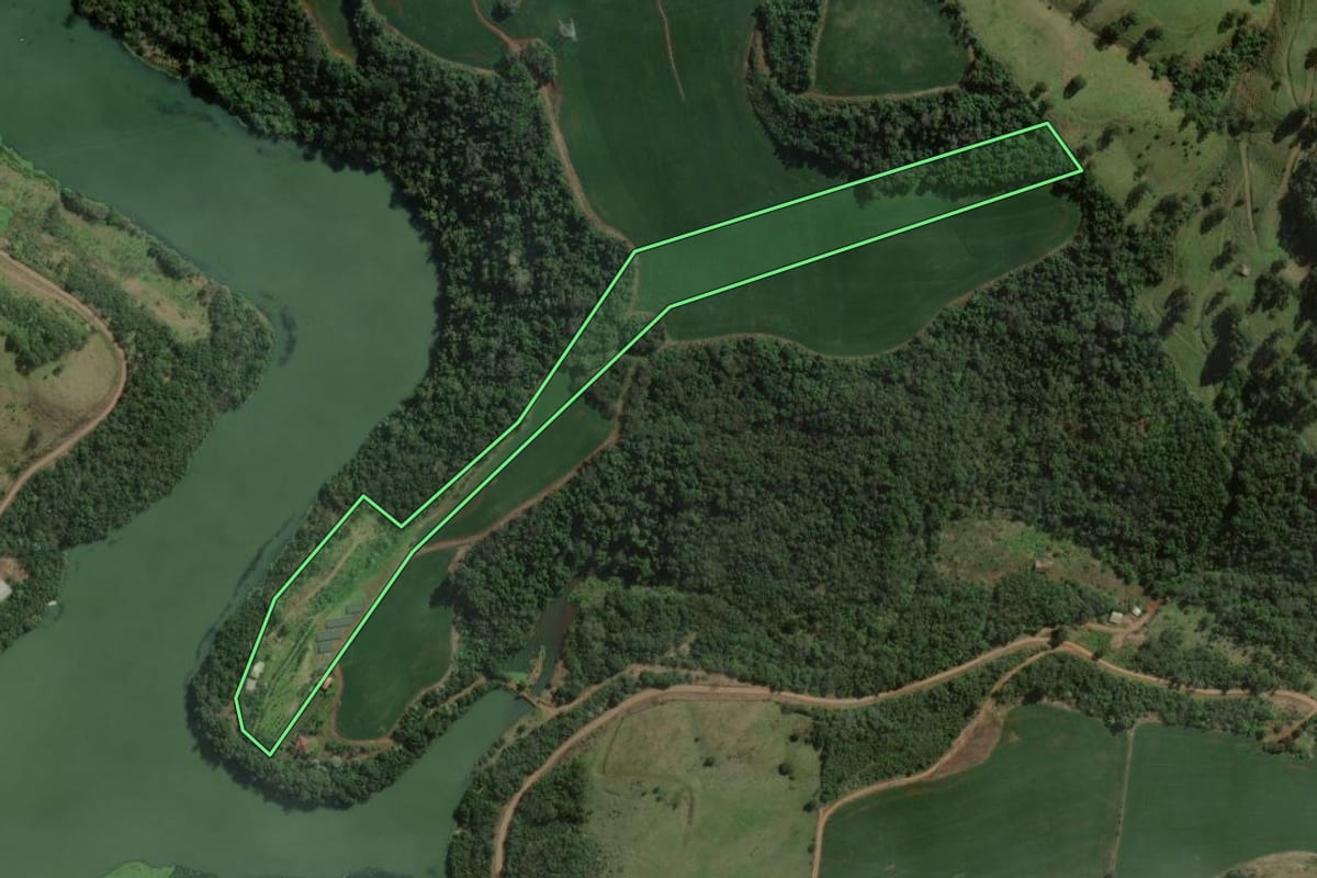 Imagem de satélite do imóvel rural em Caxambu do Sul (SC), com o contorno declarado no CAR desenhado por cima.