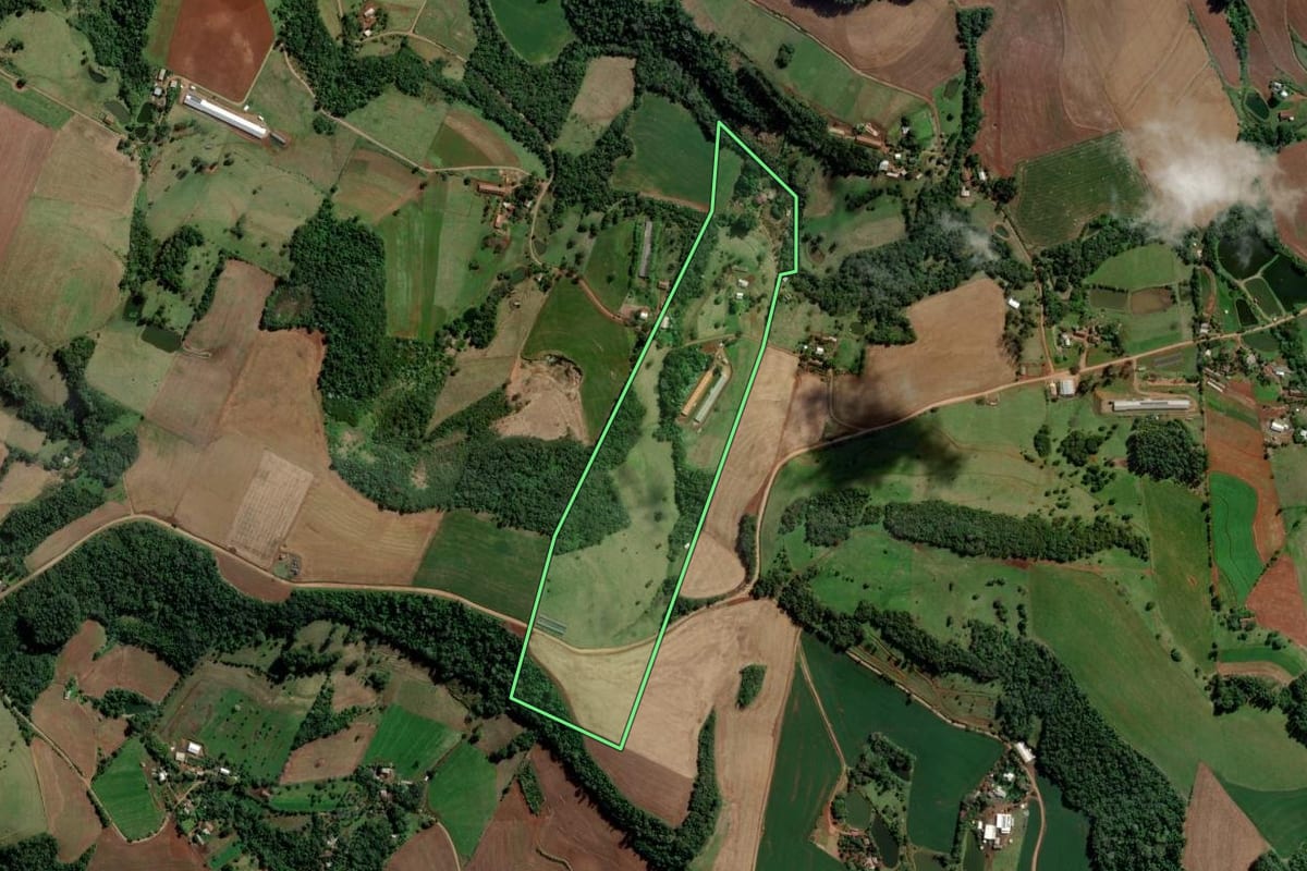 Imagem de satélite do imóvel rural em Caxambu do Sul (SC), com o contorno declarado no CAR desenhado por cima.