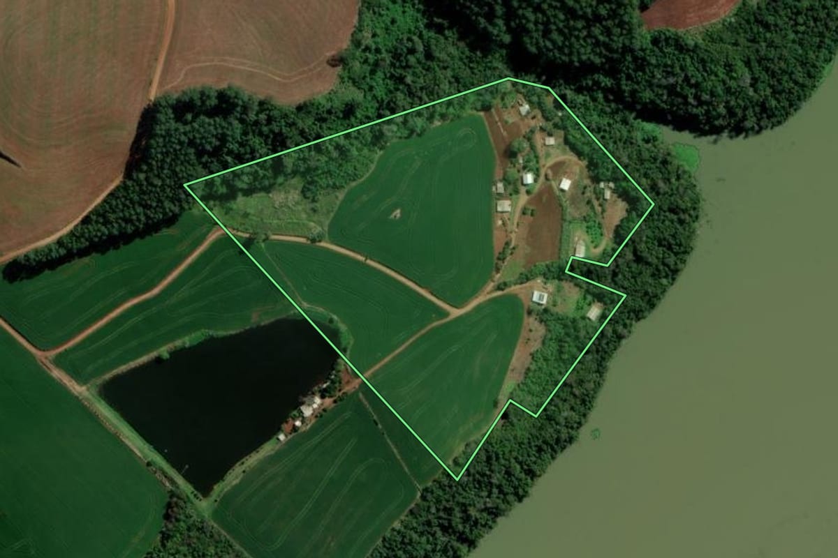 Imagem de satélite do imóvel rural em Caxambu do Sul (SC), com o contorno declarado no CAR desenhado por cima.