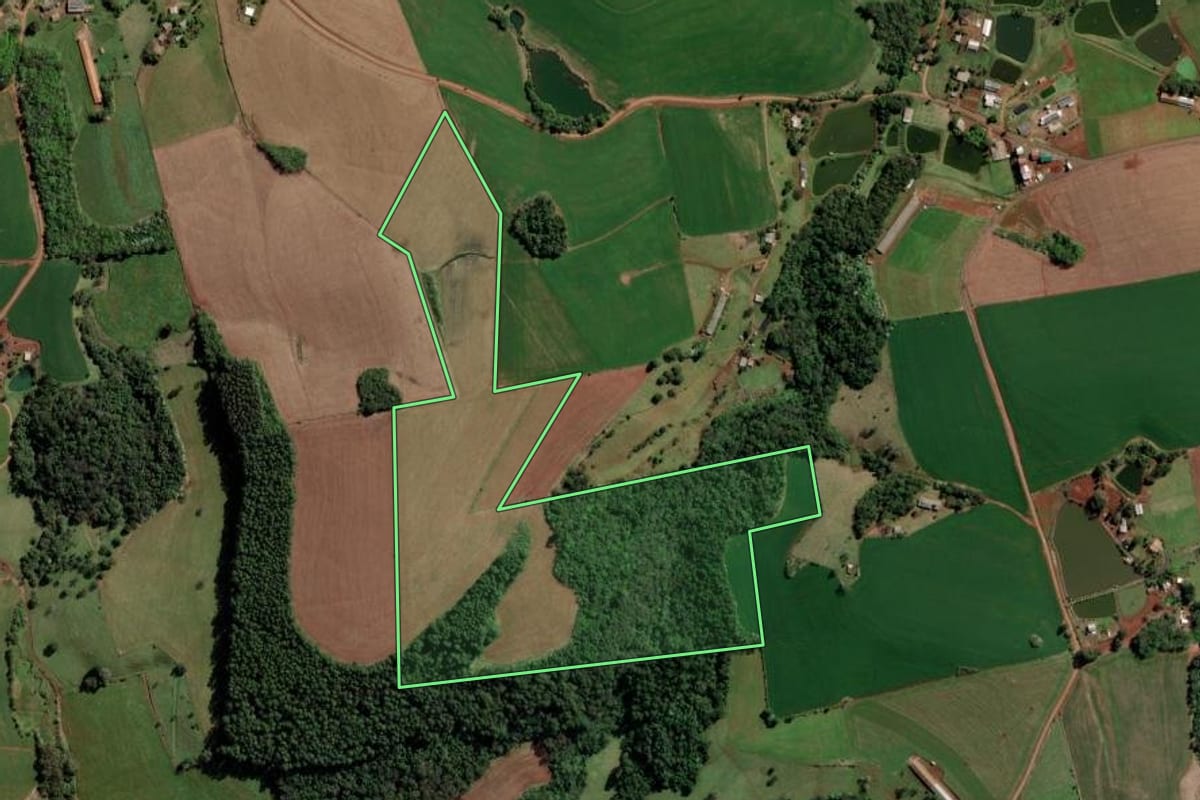 Imagem de satélite do imóvel rural em Caxambu do Sul (SC), com o contorno declarado no CAR desenhado por cima.