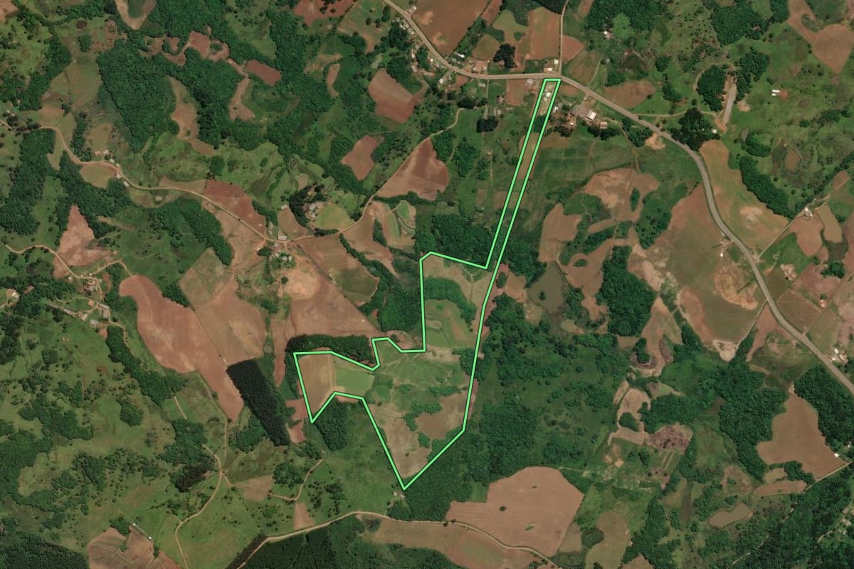 Imagem de satélite do imóvel rural em Celso Ramos (SC), com o contorno declarado no CAR desenhado por cima.