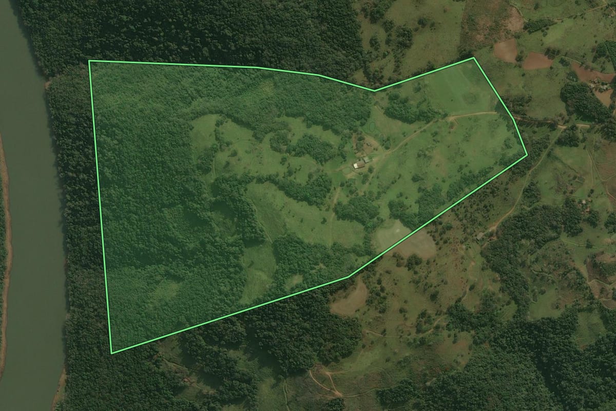 Imagem de satélite do imóvel rural em Celso Ramos (SC), com o contorno declarado no CAR desenhado por cima.