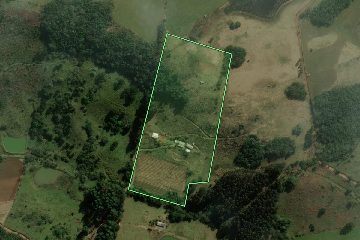 Imagem de satélite do imóvel rural em Celso Ramos (SC), com o contorno declarado no CAR desenhado por cima.