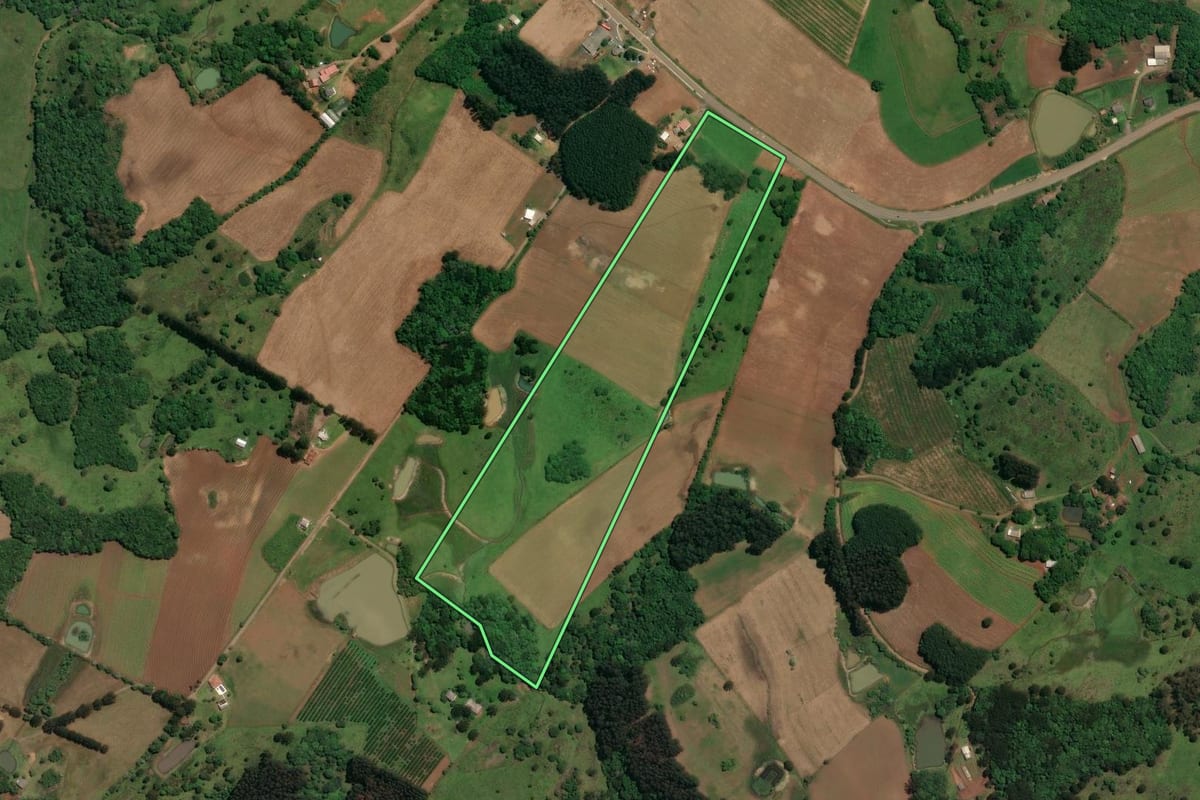 Imagem de satélite do imóvel rural em Celso Ramos (SC), com o contorno declarado no CAR desenhado por cima.