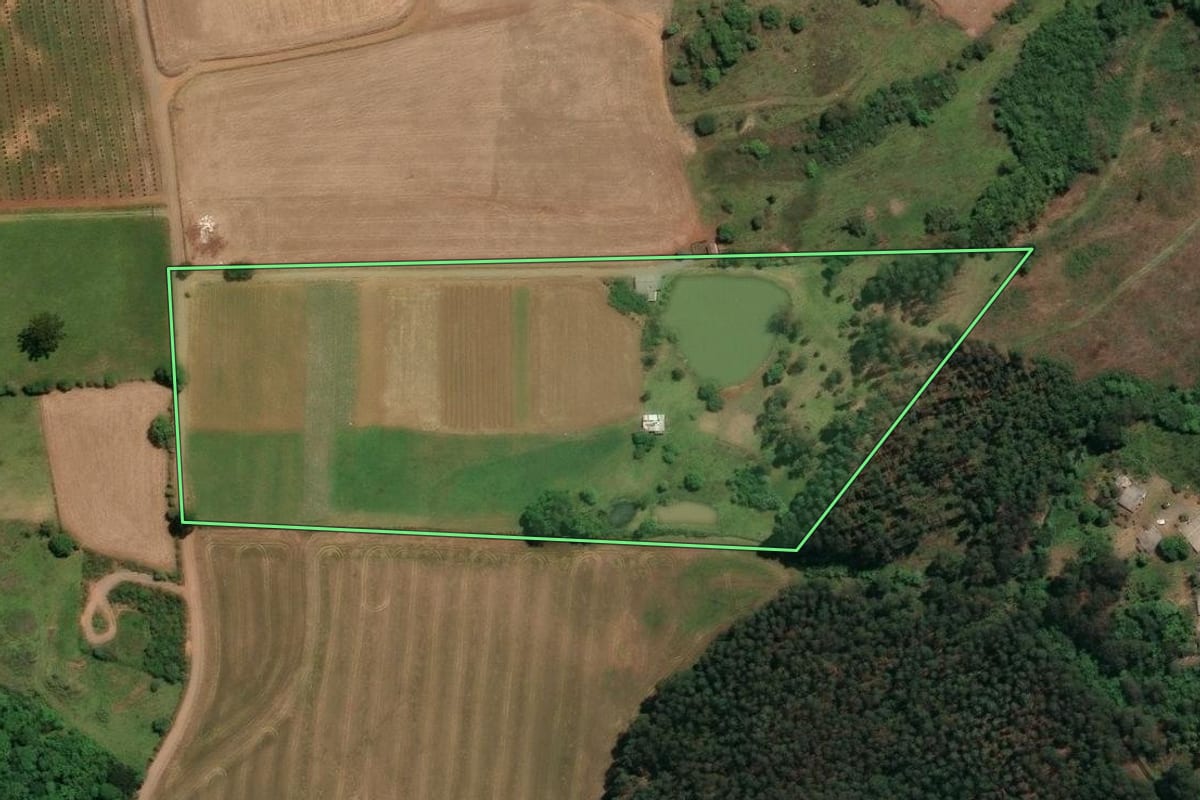 Imagem de satélite do imóvel rural em Celso Ramos (SC), com o contorno declarado no CAR desenhado por cima.