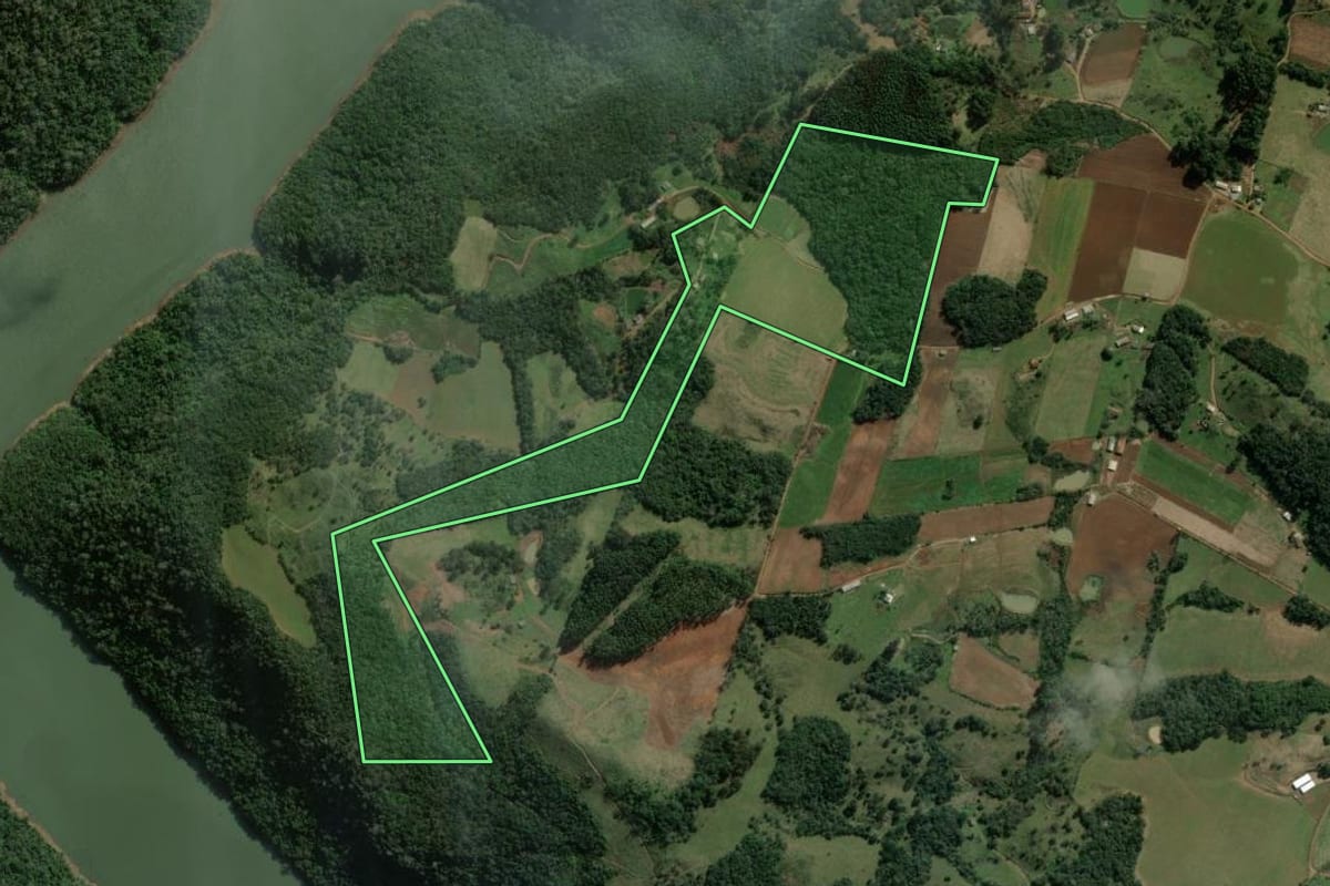Imagem de satélite do imóvel rural em Celso Ramos (SC), com o contorno declarado no CAR desenhado por cima.