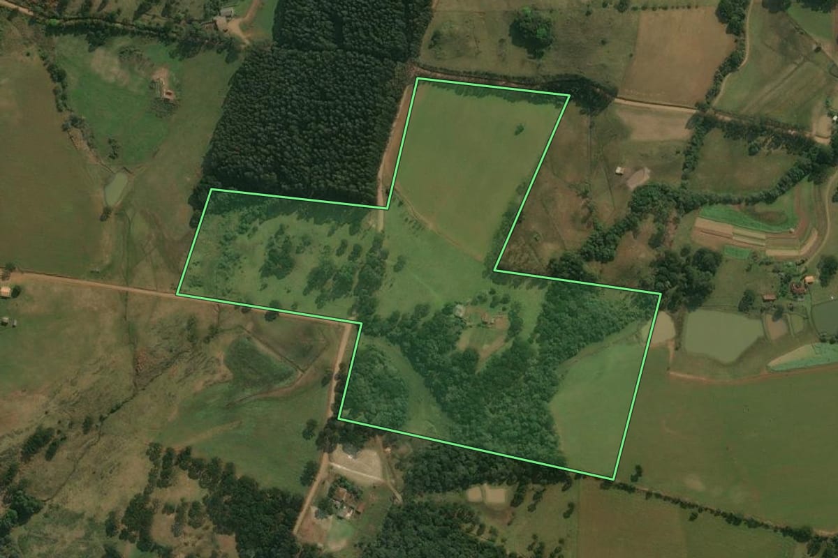 Imagem de satélite do imóvel rural em Celso Ramos (SC), com o contorno declarado no CAR desenhado por cima.