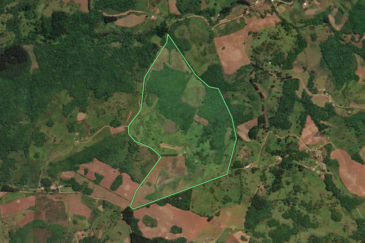 Imagem de satélite do imóvel rural em Celso Ramos (SC), com o contorno declarado no CAR desenhado por cima.