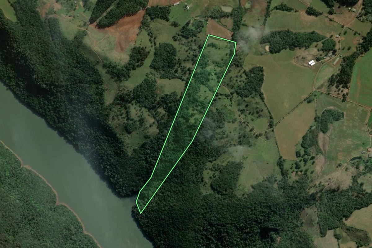 Imagem de satélite do imóvel rural em Celso Ramos (SC), com o contorno declarado no CAR desenhado por cima.