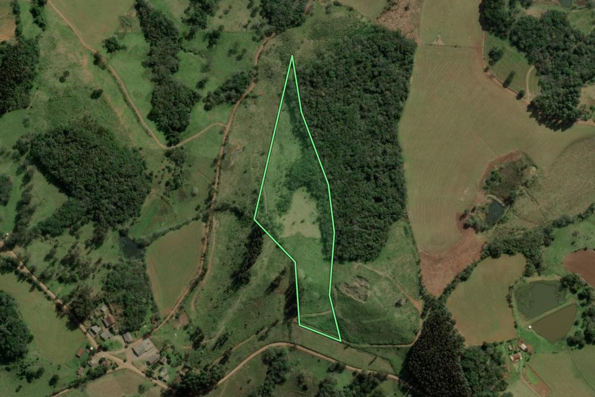 Imagem de satélite do imóvel rural em Celso Ramos (SC), com o contorno declarado no CAR desenhado por cima.