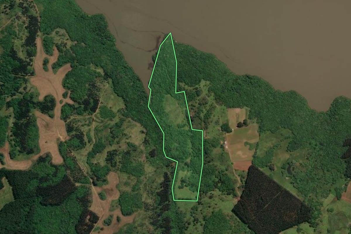 Imagem de satélite do imóvel rural em Celso Ramos (SC), com o contorno declarado no CAR desenhado por cima.