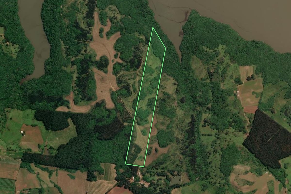 Imagem de satélite do imóvel rural em Celso Ramos (SC), com o contorno declarado no CAR desenhado por cima.