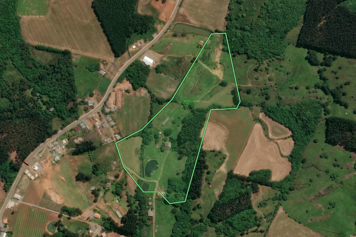 Imagem de satélite do imóvel rural em Celso Ramos (SC), com o contorno declarado no CAR desenhado por cima.