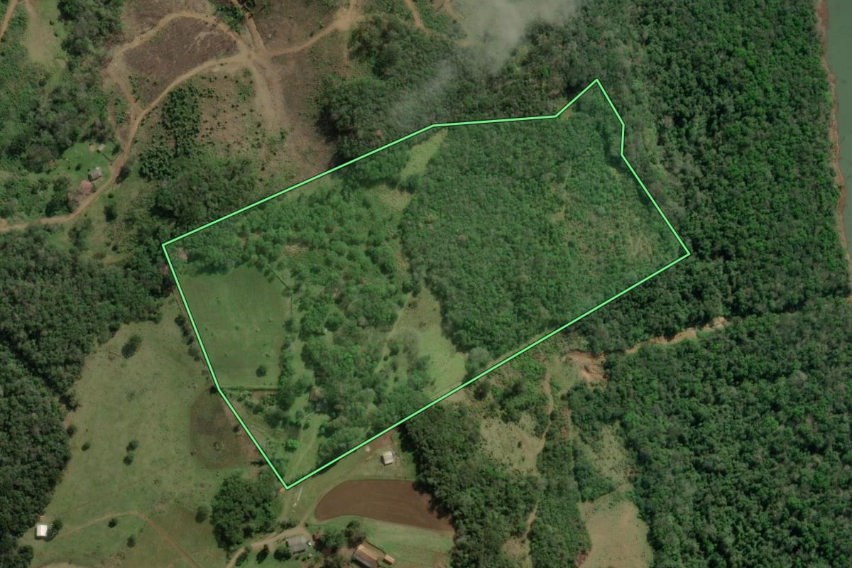 Imagem de satélite do imóvel rural em Celso Ramos (SC), com o contorno declarado no CAR desenhado por cima.
