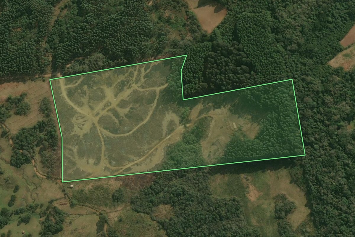 Imagem de satélite do imóvel rural em Celso Ramos (SC), com o contorno declarado no CAR desenhado por cima.
