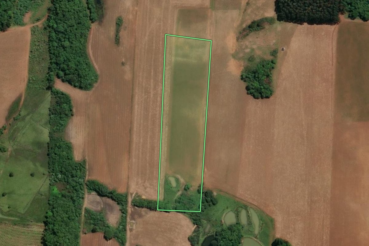 Imagem de satélite do imóvel rural em Celso Ramos (SC), com o contorno declarado no CAR desenhado por cima.