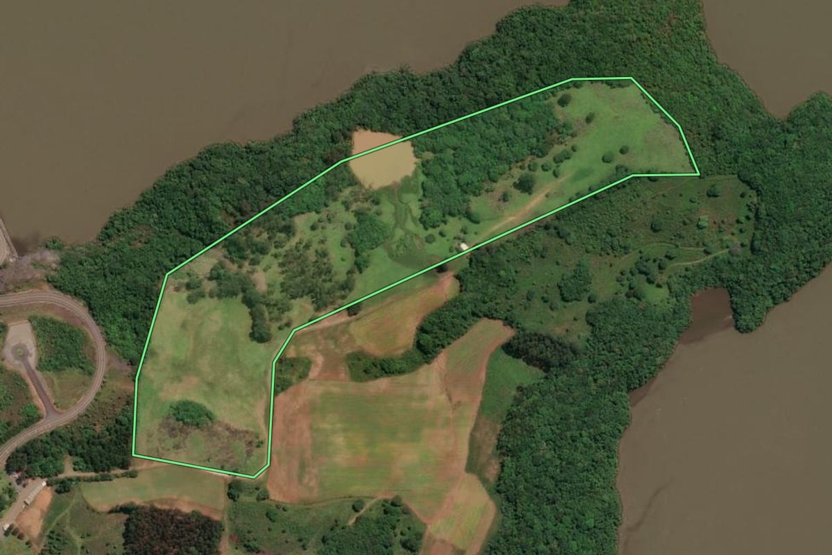 Imagem de satélite do imóvel rural em Celso Ramos (SC), com o contorno declarado no CAR desenhado por cima.