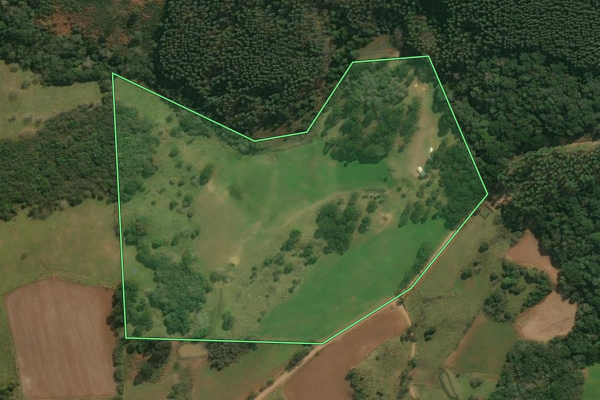 Imagem de satélite do imóvel rural em Celso Ramos (SC), com o contorno declarado no CAR desenhado por cima.