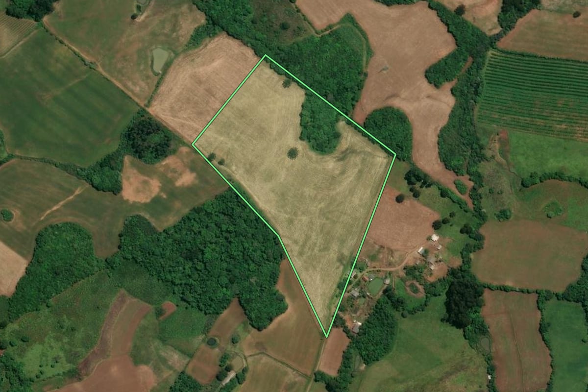 Imagem de satélite do imóvel rural em Celso Ramos (SC), com o contorno declarado no CAR desenhado por cima.