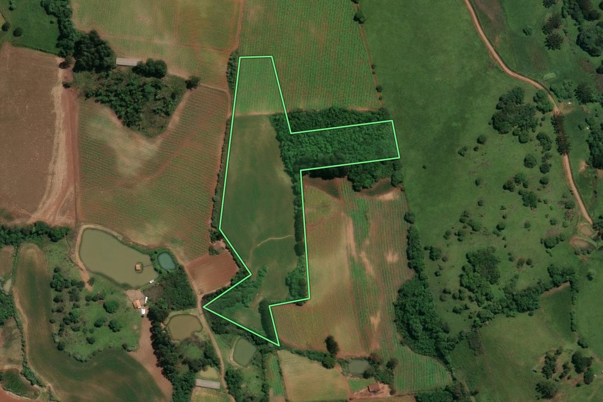 Imagem de satélite do imóvel rural em Celso Ramos (SC), com o contorno declarado no CAR desenhado por cima.