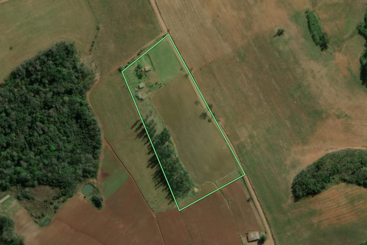 Imagem de satélite do imóvel rural em Celso Ramos (SC), com o contorno declarado no CAR desenhado por cima.