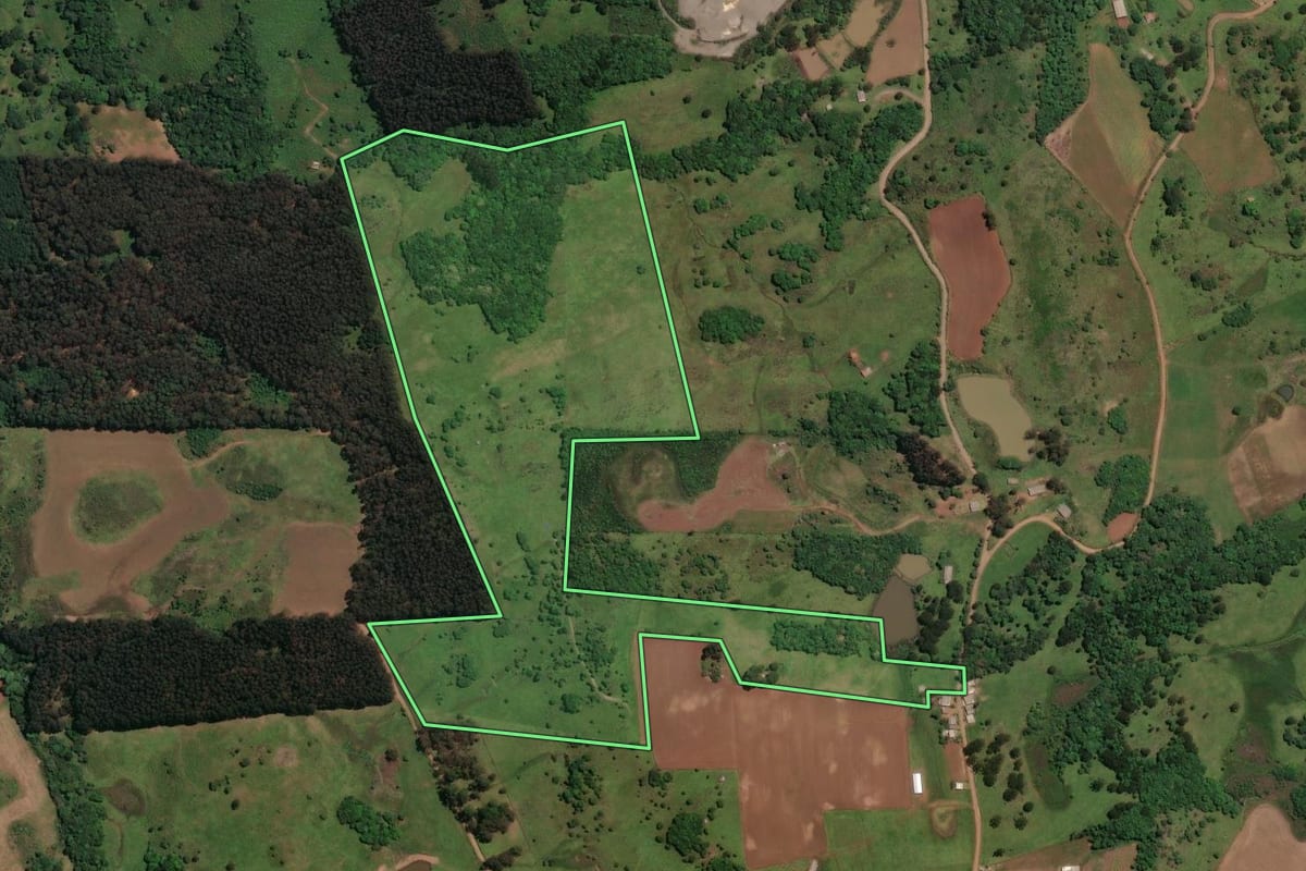 Imagem de satélite do imóvel rural em Celso Ramos (SC), com o contorno declarado no CAR desenhado por cima.