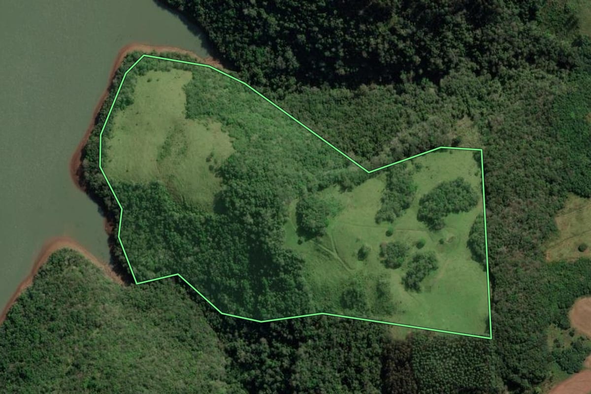 Imagem de satélite do imóvel rural em Celso Ramos (SC), com o contorno declarado no CAR desenhado por cima.