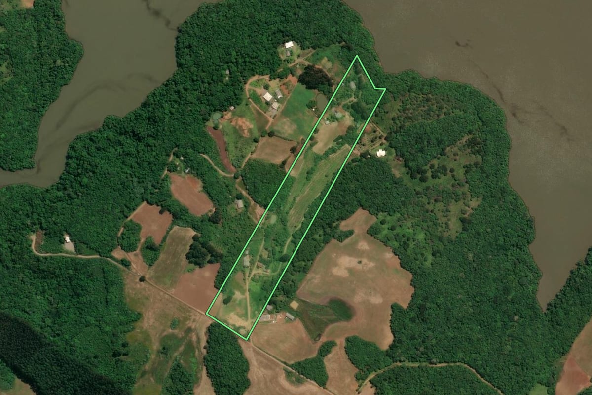 Imagem de satélite do imóvel rural em Celso Ramos (SC), com o contorno declarado no CAR desenhado por cima.