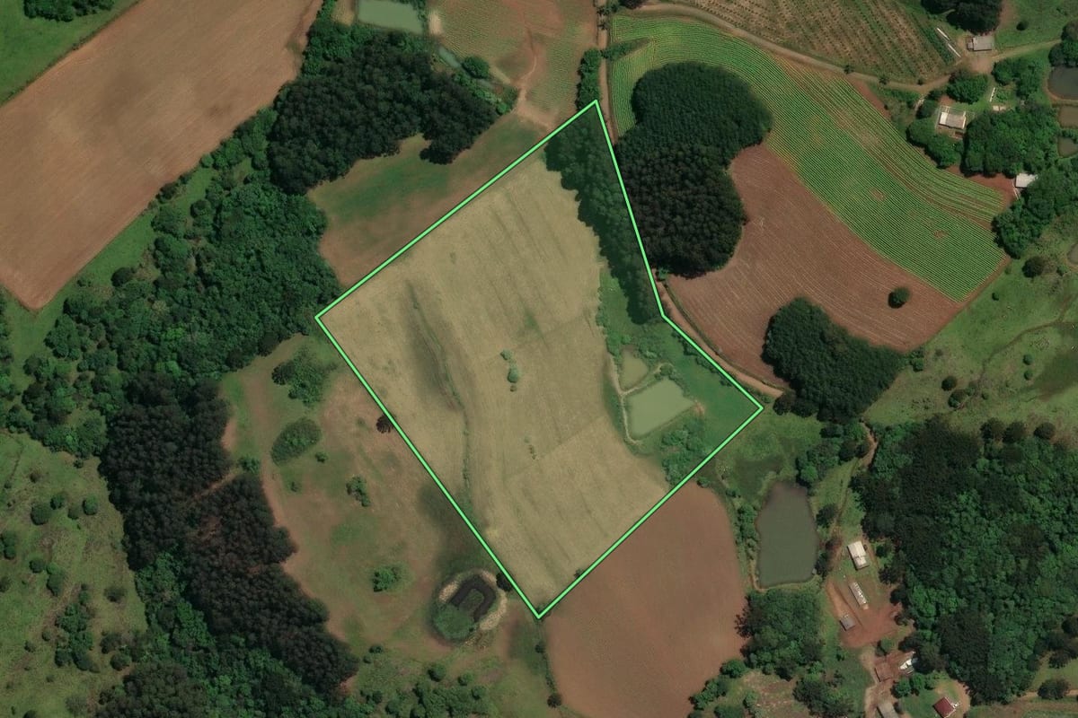 Imagem de satélite do imóvel rural em Celso Ramos (SC), com o contorno declarado no CAR desenhado por cima.
