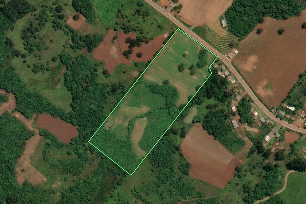 Imagem de satélite do imóvel rural em Celso Ramos (SC), com o contorno declarado no CAR desenhado por cima.