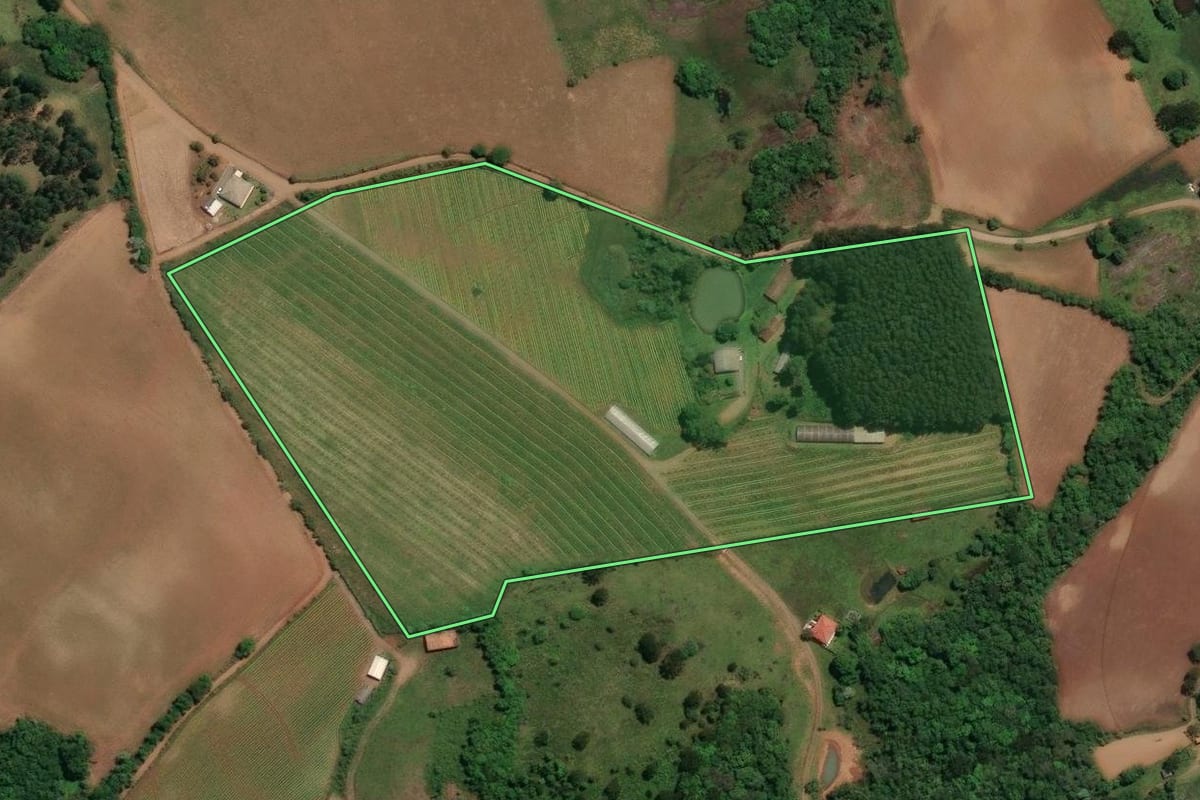 Imagem de satélite do imóvel rural em Celso Ramos (SC), com o contorno declarado no CAR desenhado por cima.