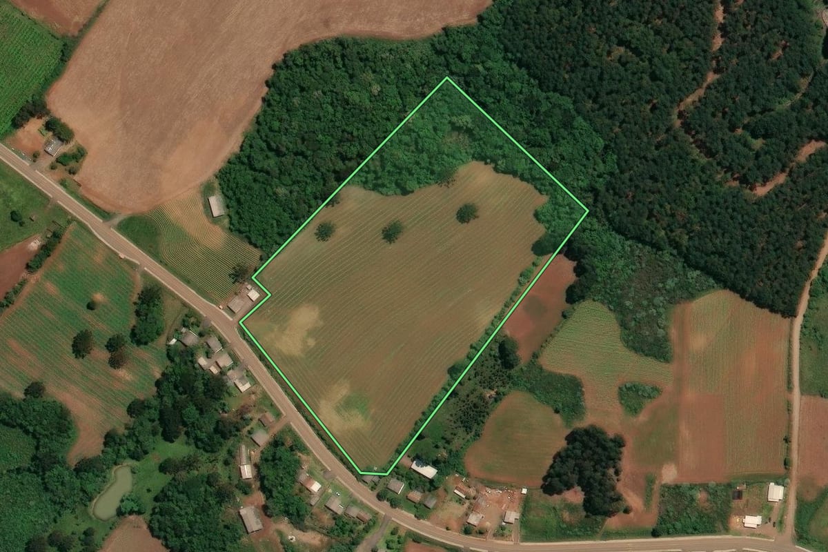 Imagem de satélite do imóvel rural em Celso Ramos (SC), com o contorno declarado no CAR desenhado por cima.