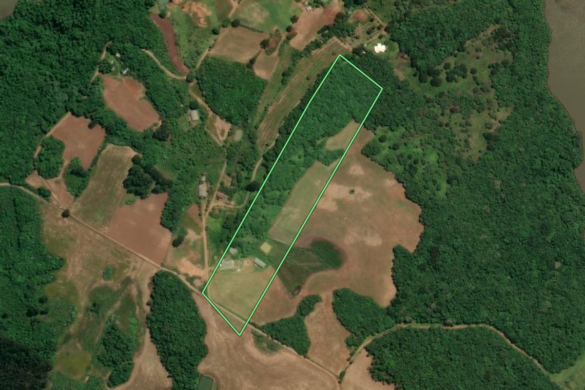 Imagem de satélite do imóvel rural em Celso Ramos (SC), com o contorno declarado no CAR desenhado por cima.